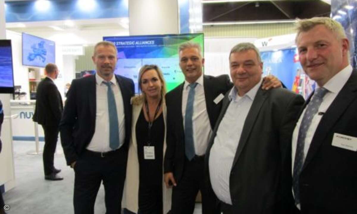 Carolin Schlüter von CRN mit Matthias Stuhlmacher und Marcel Künzenbach von Nuvias sowie Michael Scheffler von A10 Networks und Tom Nemitz von Fortinet (Foto: CRN)