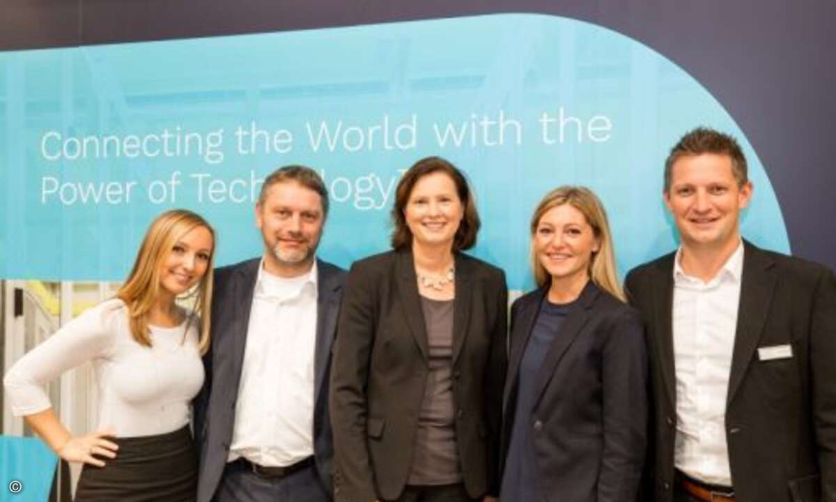 Malina Colombo (li.) und Gina Gießmann (2.v.re.) von CRN mit dem Tech-Data-Team Stefan Bichler, Barbara Koch und Michael Hitzelberger (Foto: CRN)