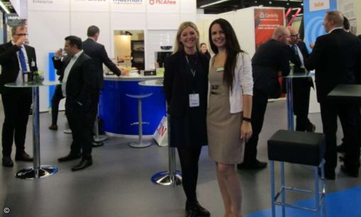 Ein strahlendes Lachen für die Kamera von Gina Gießmann (CRN) und Tabea Vorberg (Infinigate) (Foto: CRN)