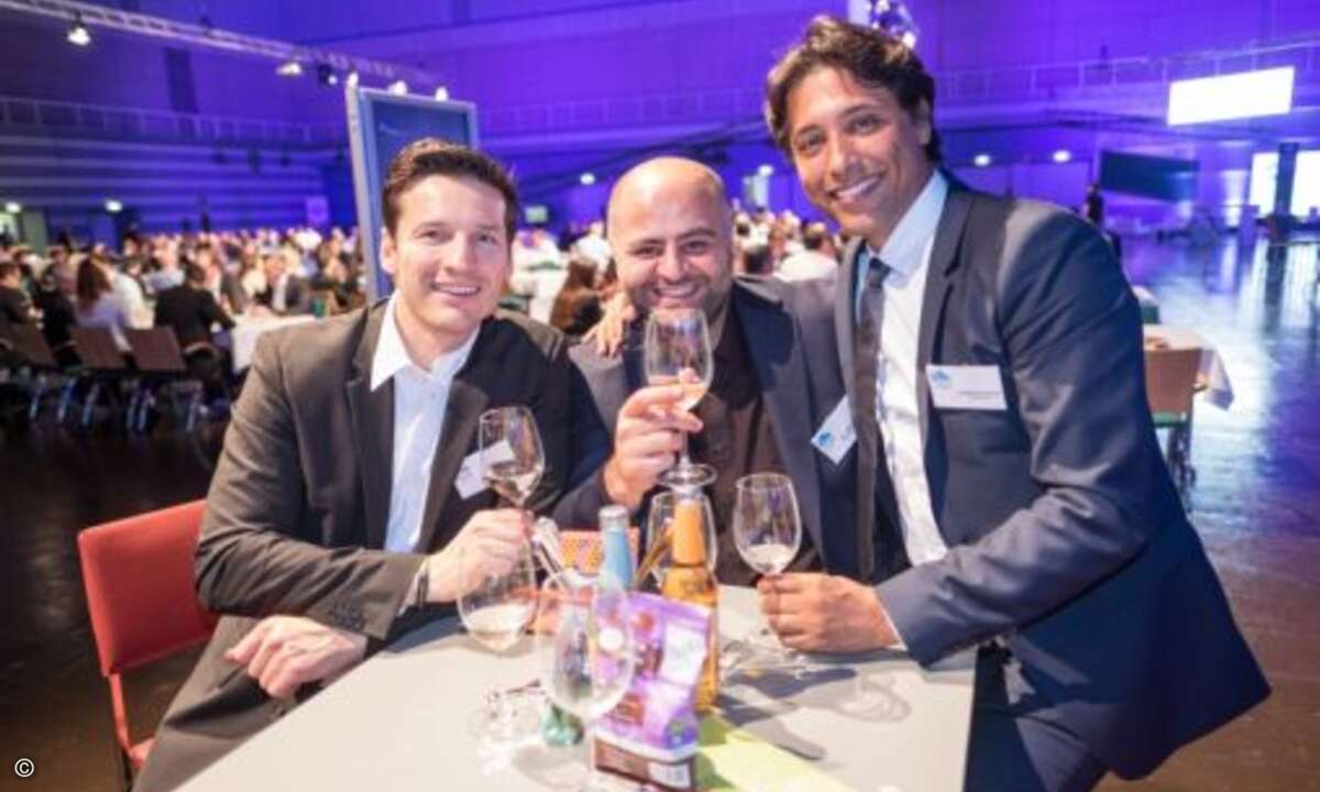 Andere saßen lieber bei einem Gläschen Wein oder … (Foto: NürnbergMesse / Thomas Geiger)