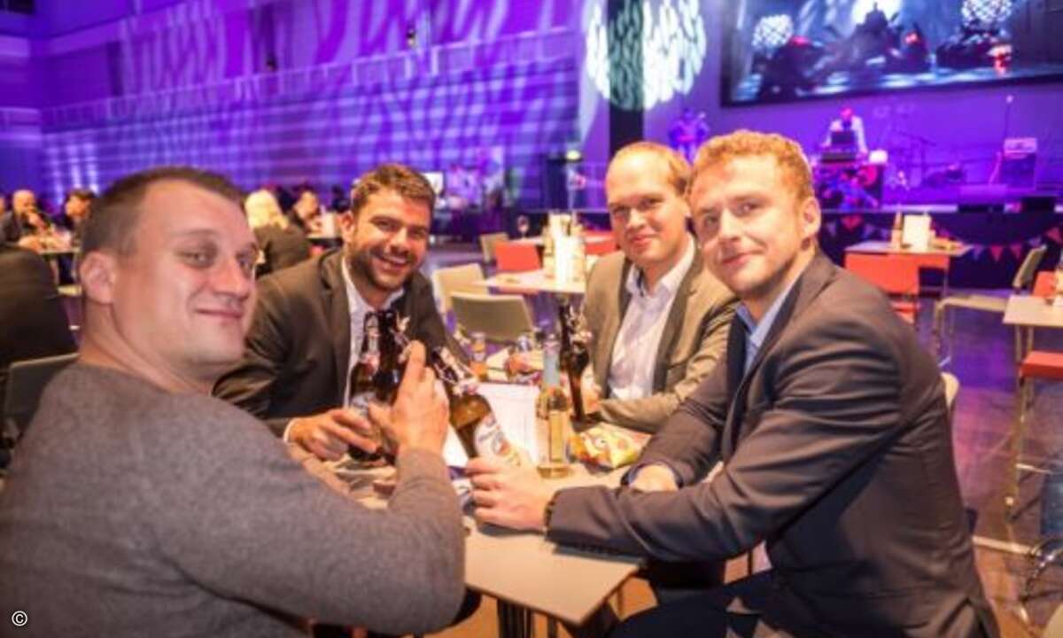 … einem Bier beisammen (Foto: NürnbergMesse / Thomas Geiger)
