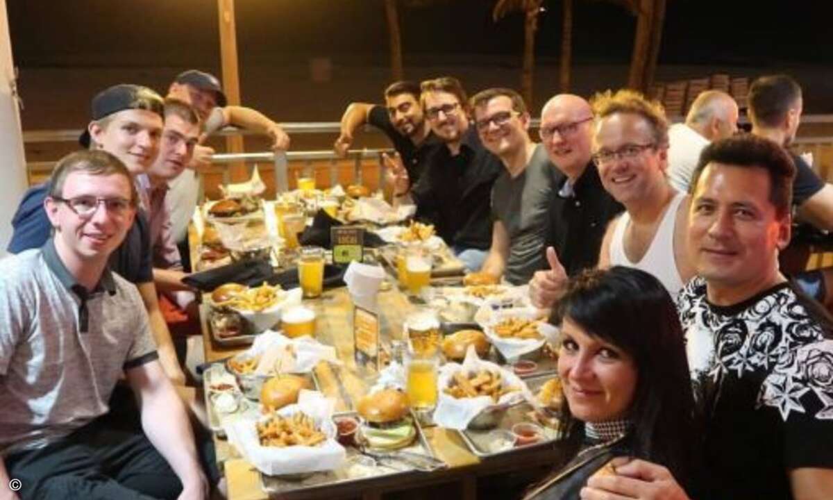 Stärkung beim Dinner mit Bier, Burger und Pommes (Foto: Autotask)