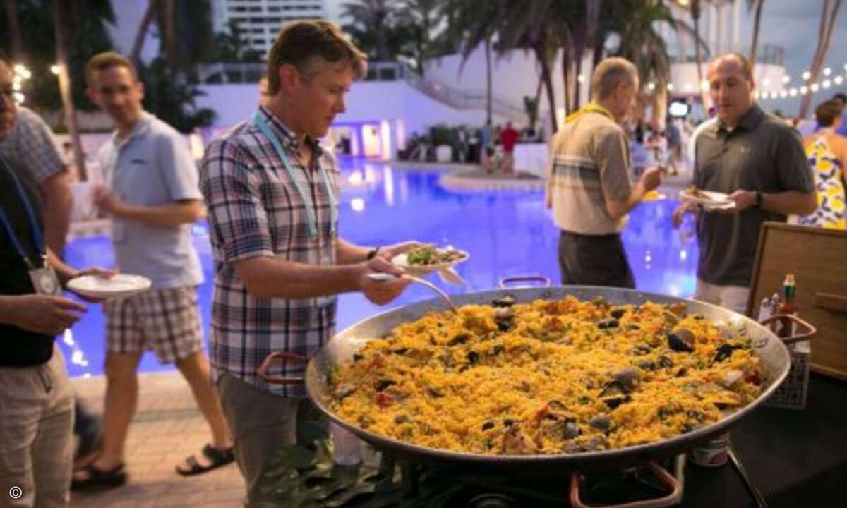 Die Riesen-Paella stillte auch den größten Hunger (Foto: Autotask)