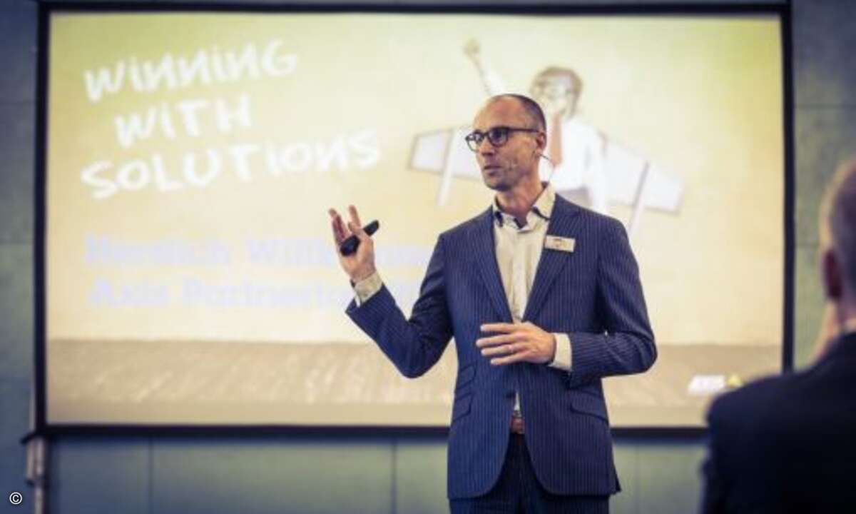 Edwin Roobol, Regional Director Middle Europe bei Axis, begrüßt die Gäste des Partnertages, Foto: Michael Kuhlmann