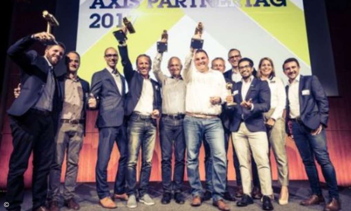 Alle Gewinner auf der Bühne: Insgesamt fünf Systemhäuser und Distributoren erhielten in diesem Jahr einen Partner Award von Axis, Foto: Michael Kuhlmann