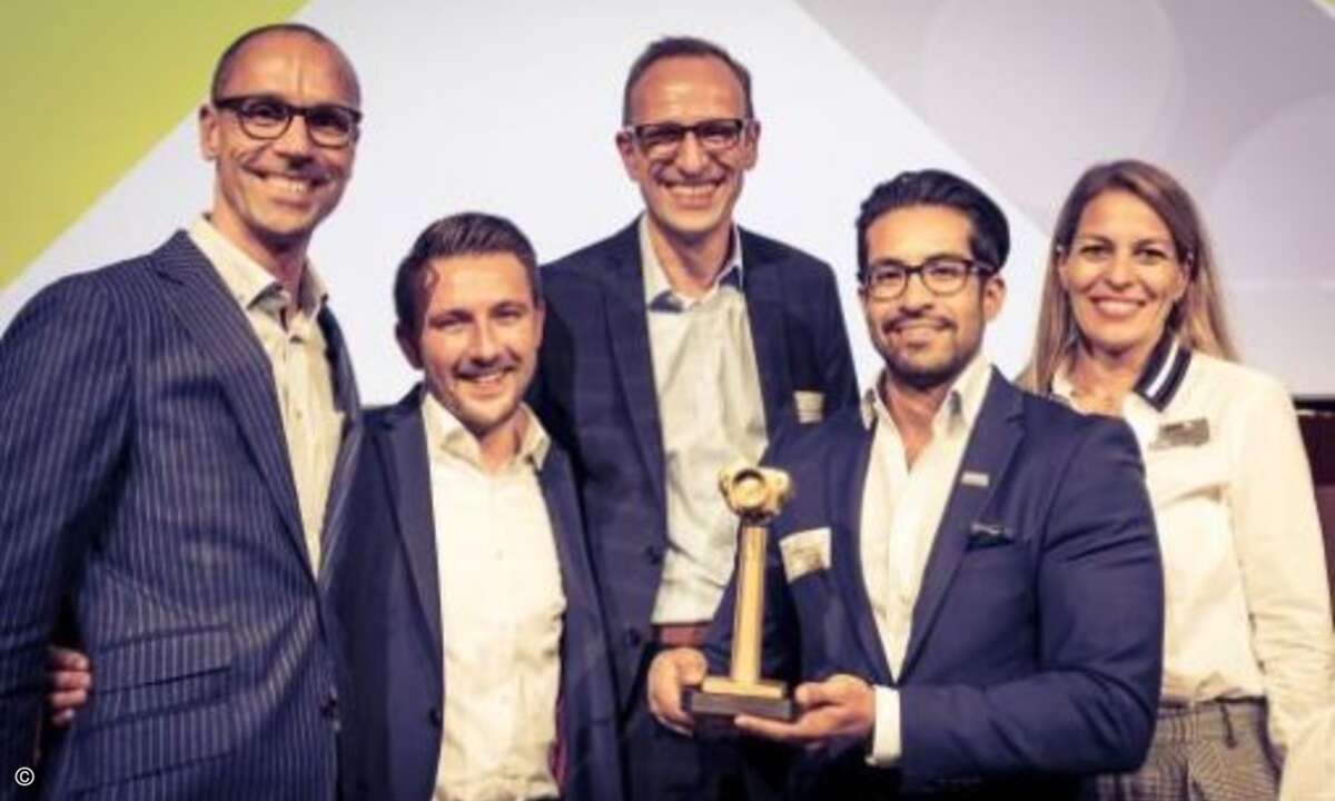 Die Auszeichnung als »Distributor of the Year« ging an Ingram Micro: Edwin Roobol (Axis, links) und Tanja Hilpert (Axis, rechts) freuen sich mit Max Busse, Martin Hümmecke und Erik Mosler über den Award als »Distributor of the Year«, Foto: Michael Ku