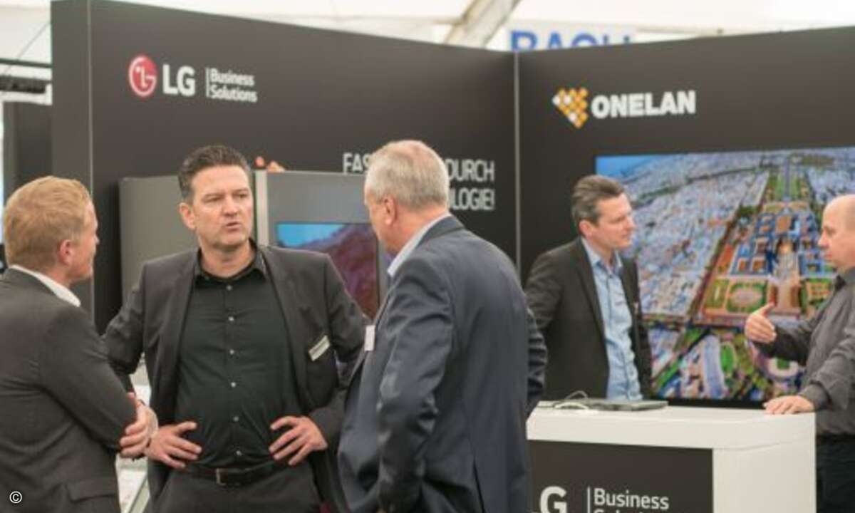 Im Mittelpunkt der Veranstaltung steht auch, wie hier am LG-Stand der fachliche Austausch (Bild: Comm-tec)