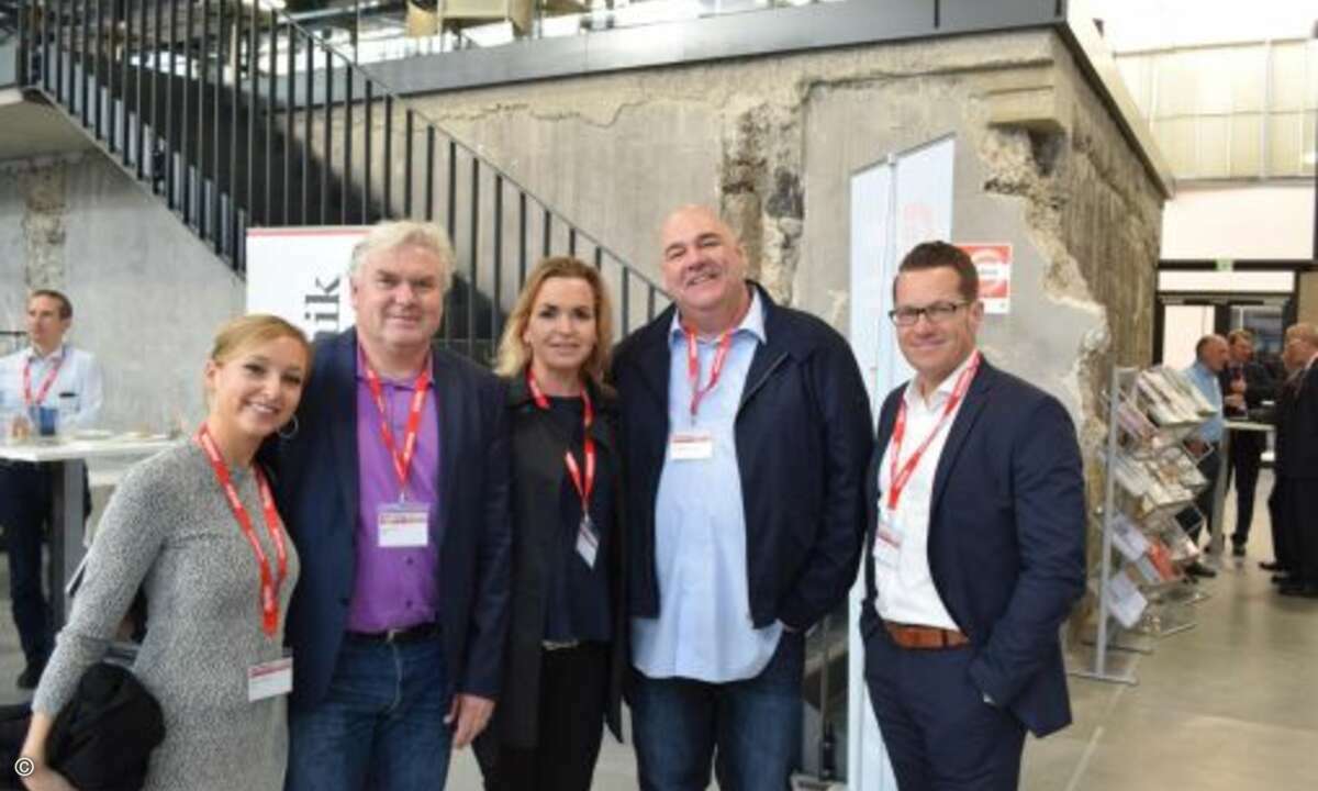 Das CRN-Team posiert mit Oliver Gorges von cop software vor der Kamera (Foto: CRN)