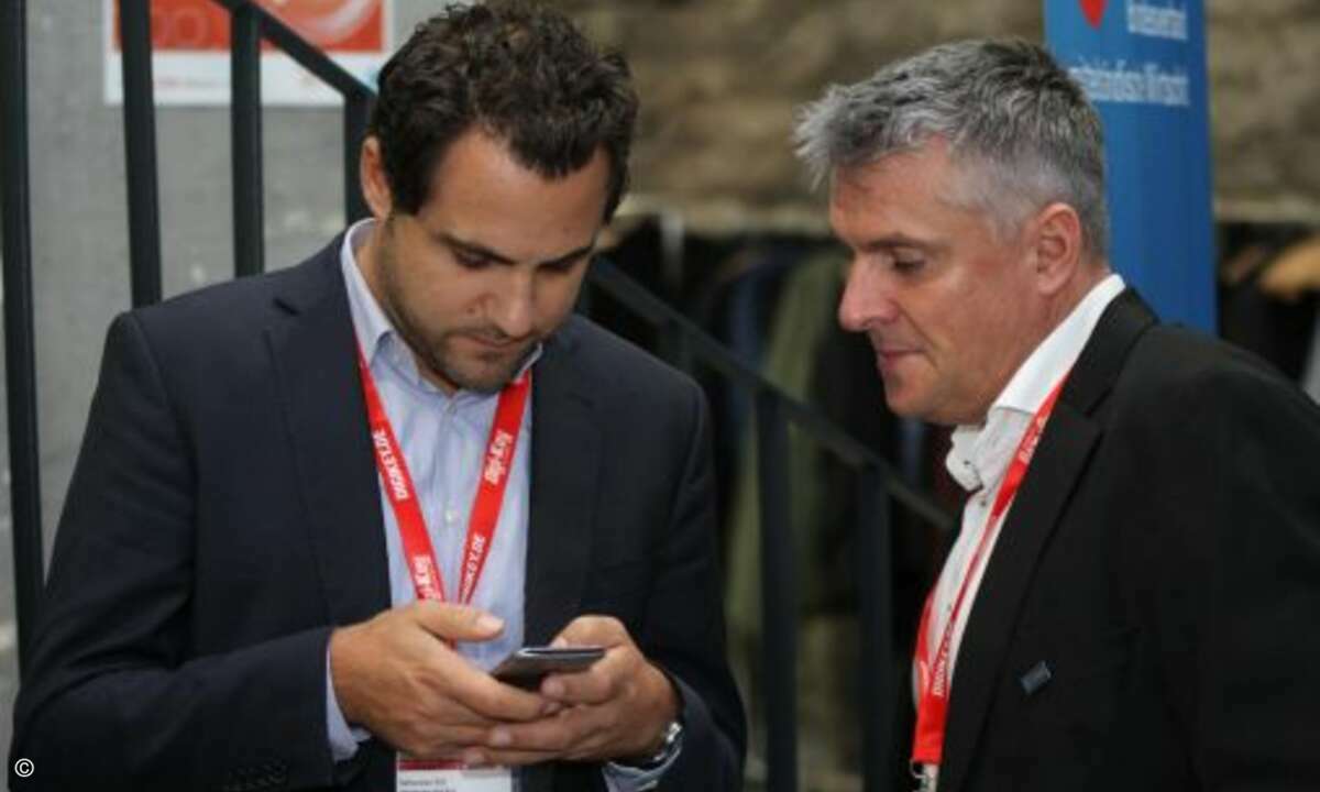 Ohne digitale Unterstützung ging es auch im Fachgespräch nicht immer (Foto: CRN)