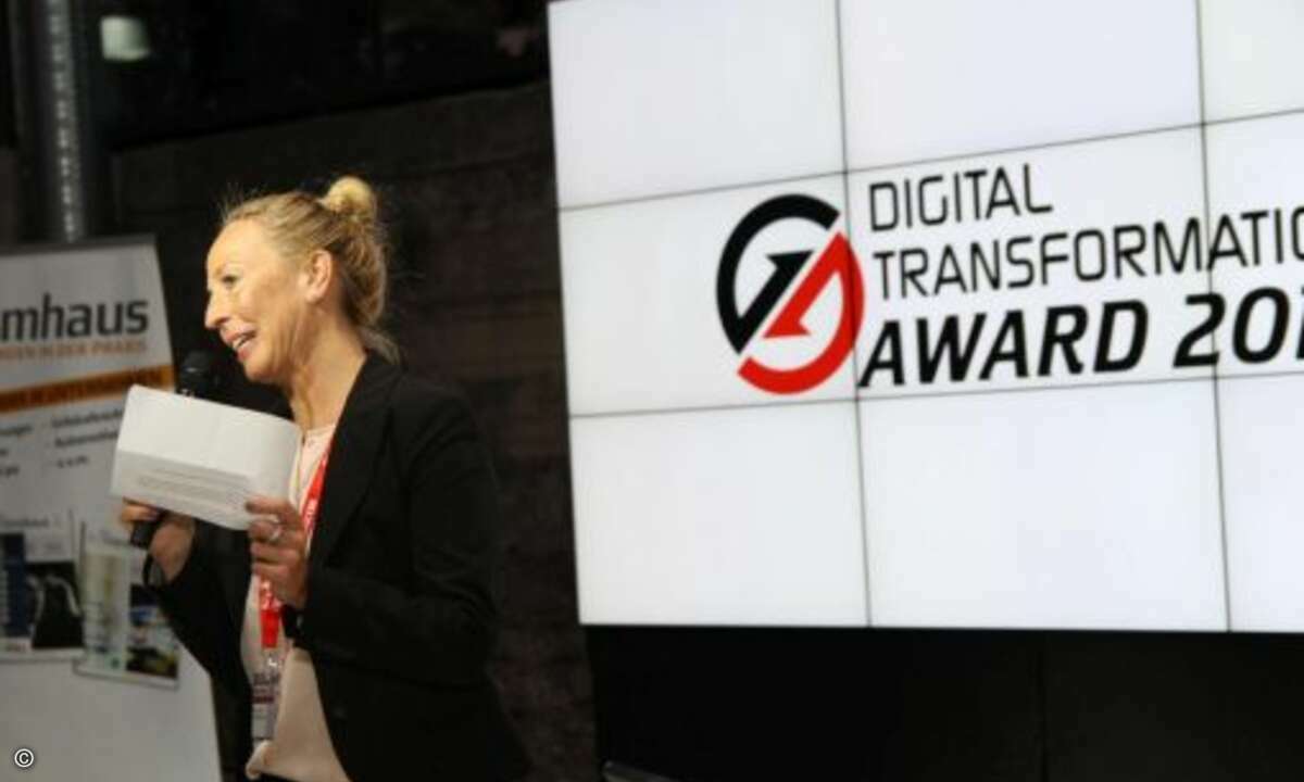 Karin Zühlke von der Markt&Technik gibt den ersten Preisträger bekannt (Foto: CRN)