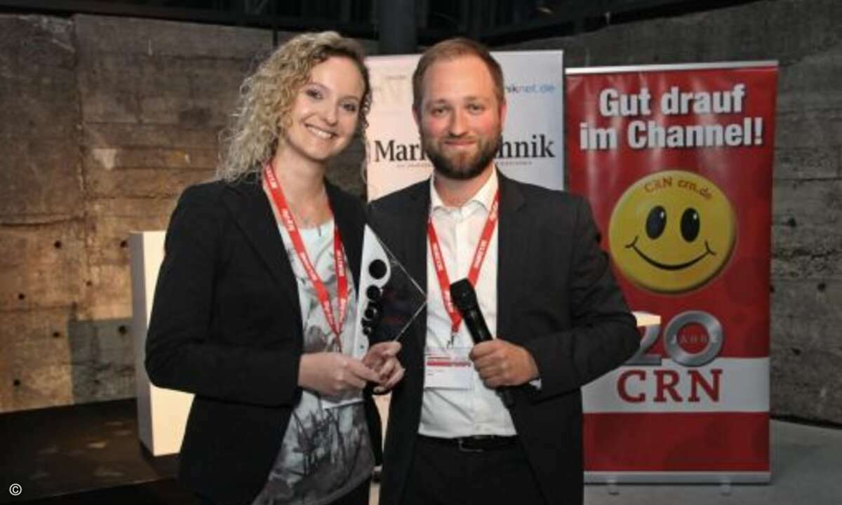 Für Damovo nimmt Daniela Dilger von CRN-Redakteur Peter Tischer den Preis entgegen (Foto: CRN)