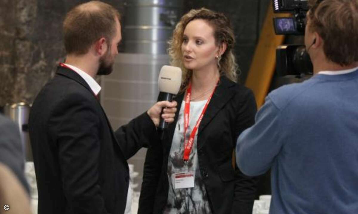 Daniela Dilger von Damovo beantwortet die Fragen von Peter Tischer (CRN) (Foto: CRN)