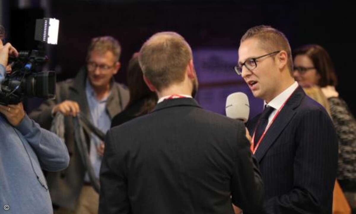Auch Raphael Vallazza erläutert seine Lösung noch einmal vor der CRN-Kamera (Foto: CRN)