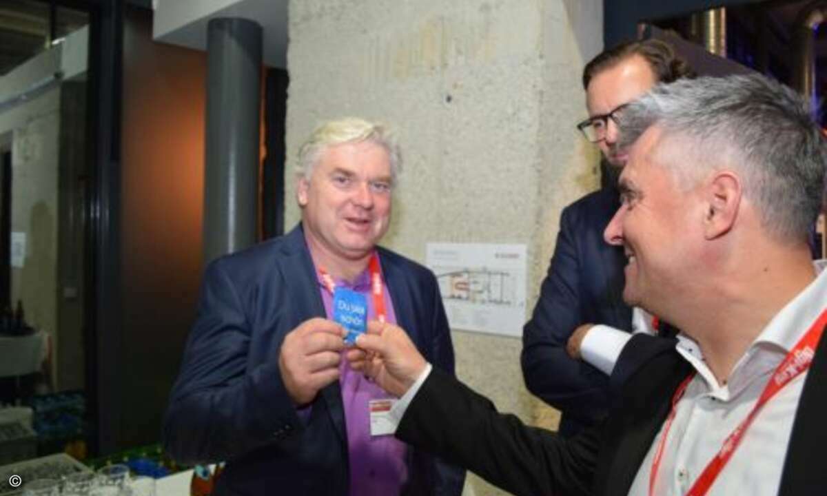 Martin Fryba erhält von Michael Bauer (Ingram Micro) eine kleine Aufmerksamkeit (Foto: CRN)