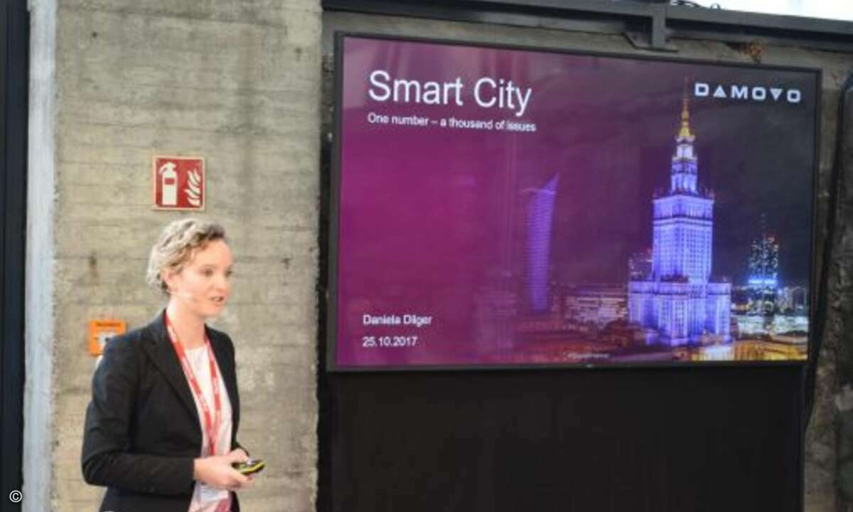 Daniela Dilger von Damovo stellt das prämierte City Contact Center-Projekt mit der Stadt Warschau vor (Foto: CRN)