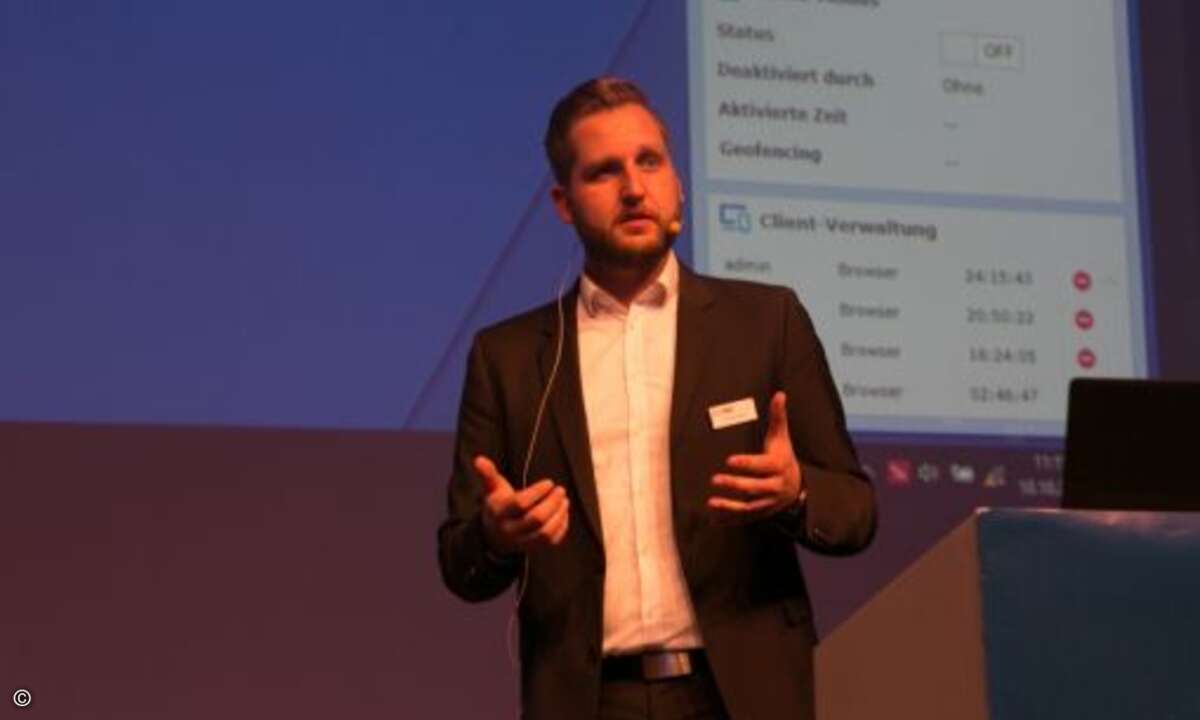 Hennig Wenzel stellte in seinem Vortrag den neuen Mesh-Router des Herstellers vor (Foto: Robert Freund / Synology)