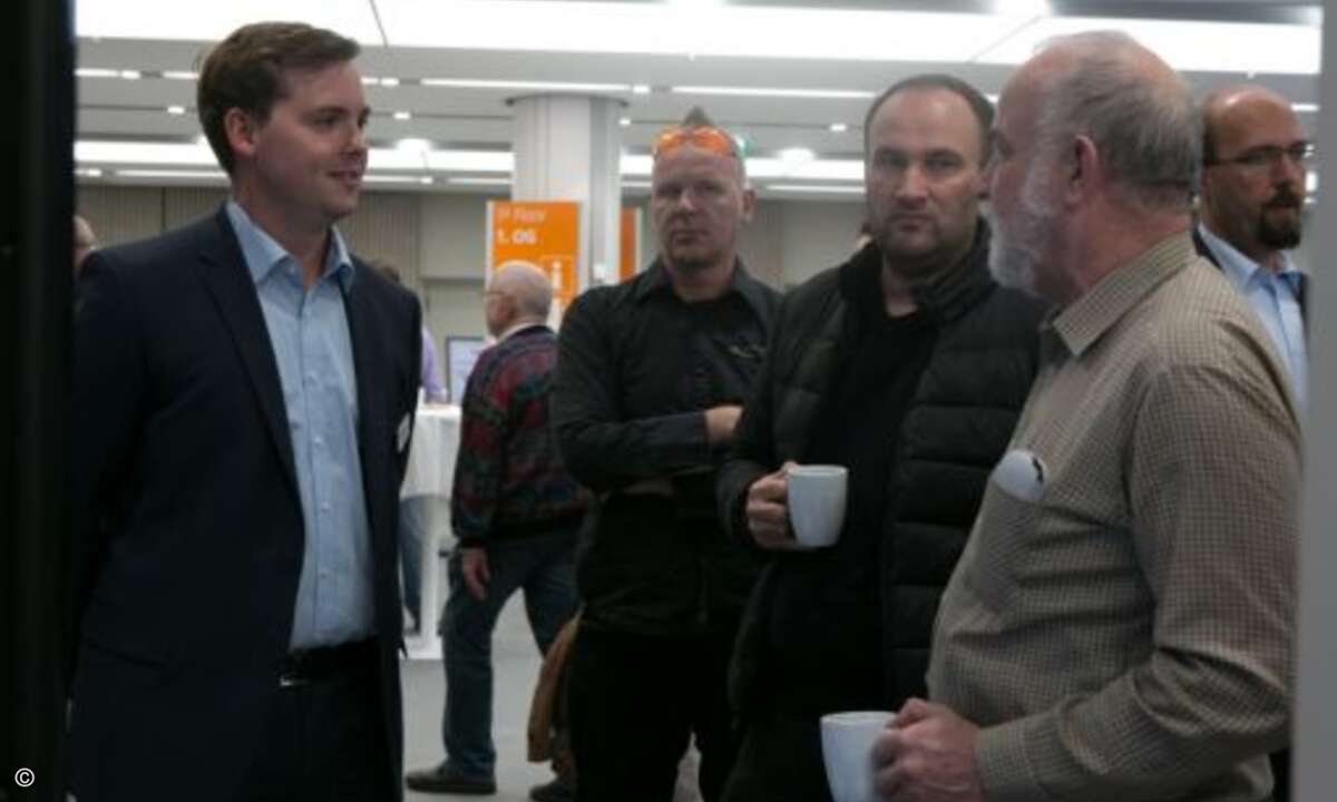 Das Synology-Team stand für Fragen und Diskussionen bereit, so wie hier Christopher Hellpap (li.) (Foto: Robert Freund / Synology)