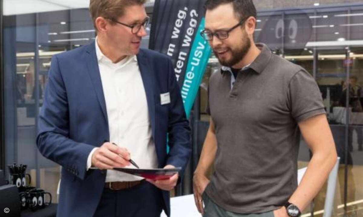 Sven Spitzley von Online USV-Systeme (li.) erklärt die Vorteile einer unterbrechungsfreien Stromversorgung (Foto: Robert Freund / Synology)