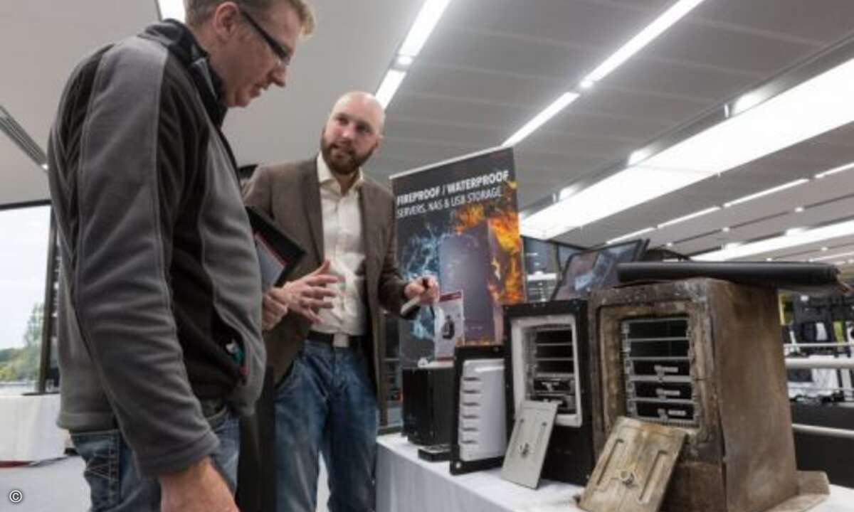 Auch die feuerfesten NAS von ioSafe, in denen Synology-Systeme stecken, konnten in Düsseldorf begutachtet werden – die angeschmorten Gehäuse waren auf jeden Fall ein Hingucker (Foto: Robert Freund / Synology)