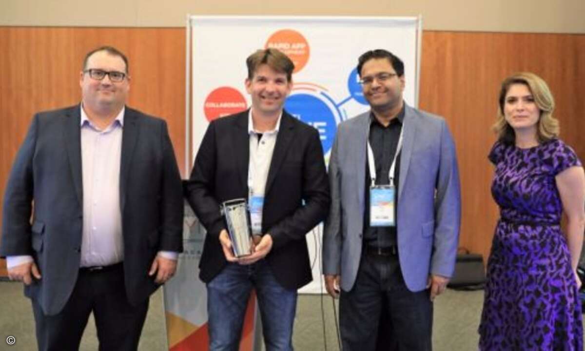 Sieger aus Deutschland: Bryan Sorg von Zetes (2.v.li.) freut sich Rob Auld, Carl Rodrigues und Sonya Verheyden von Zetes über den Award als EMEA Reseller of the Year (Foto: Soti)