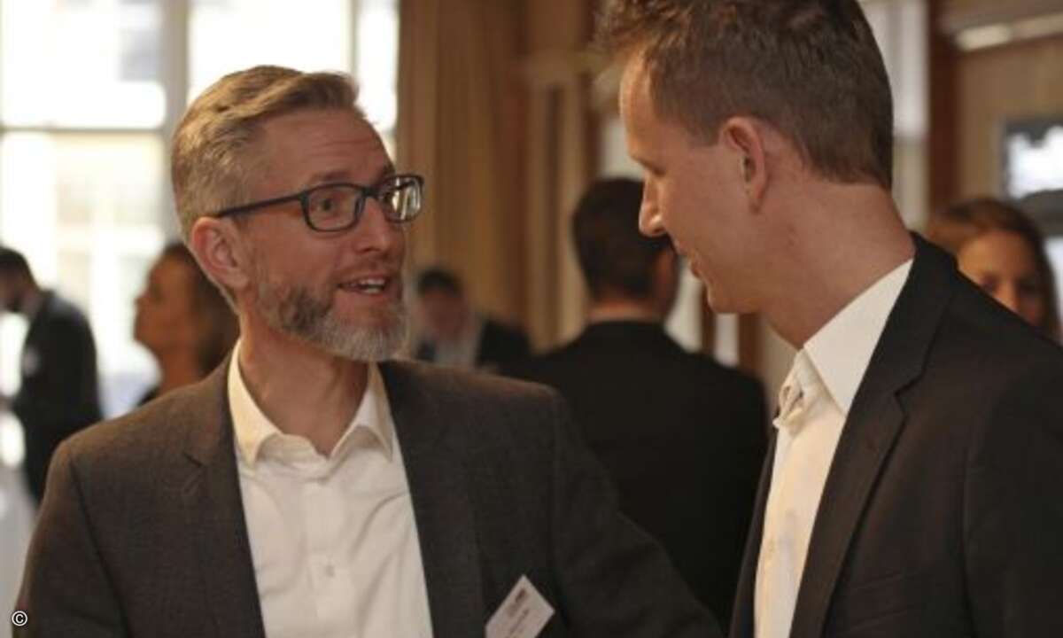 Thomas Muschalla (NFON) wird von Eric Weis (funkschau) begrüßt (Foto: CRN)
