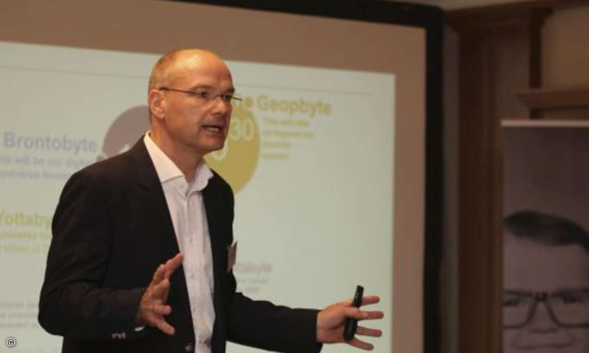 Andreas Hausmann von HPE Aruba hält die Keynote und erklärt den Teilnehmern das Prinzip des Memory Driven Computings (Foto: CRN)