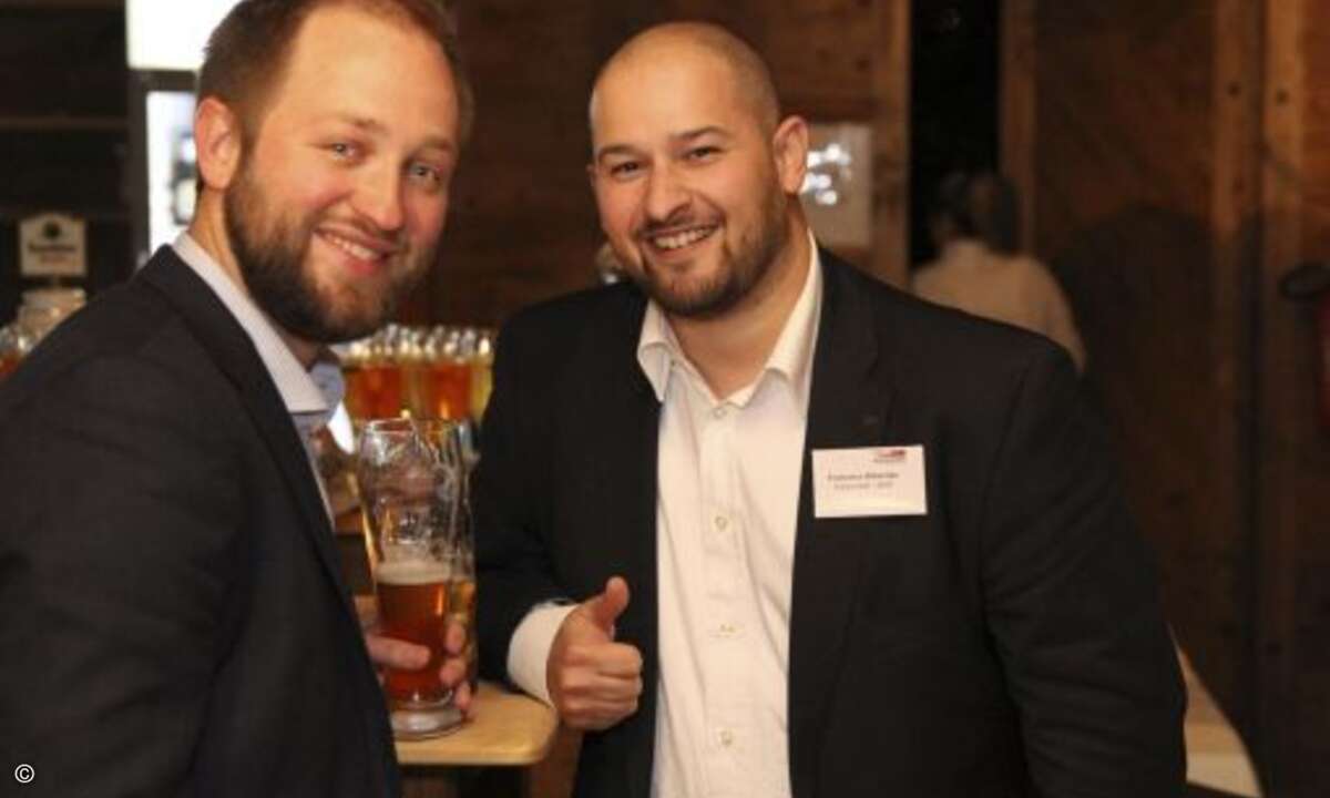 Peter Tischer (CRN) und Francesco Dibartolo (Solarwinds MSP) stoßen auf eine gelungene Veranstaltung an (Foto: CRN)