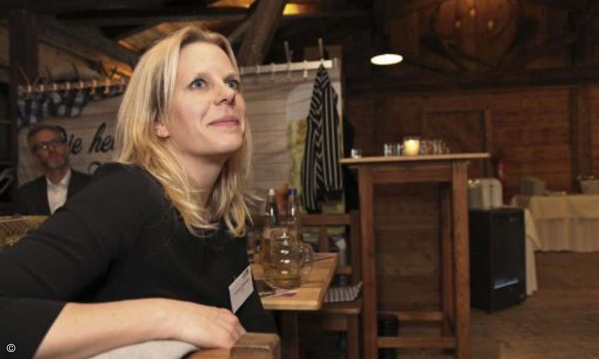 Für Geburtstagskind Natascha Schönemann (CRN) singen alle Teilnehmer noch ein Ständchen (Foto: CRN)