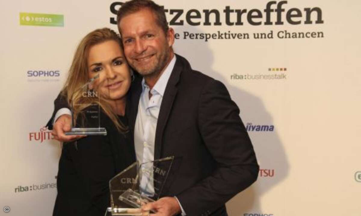 ... und wird dazu von Carolin Schlüter (CRN) beglückwünscht (Foto: CRN)