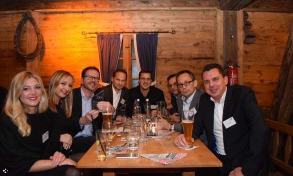 Gina Gießmann und Malina Colombo (beide CRN) genießen mit Lutz Hardge (AOC MMD), Stephen Rommel (HP), Dominic Mein (Viewsonic), Erkan Sekerci (iiyama), Frank Kwasnitza (bluechip) und Kai Volmer (BenQ) den Abend (Foto: CRN)