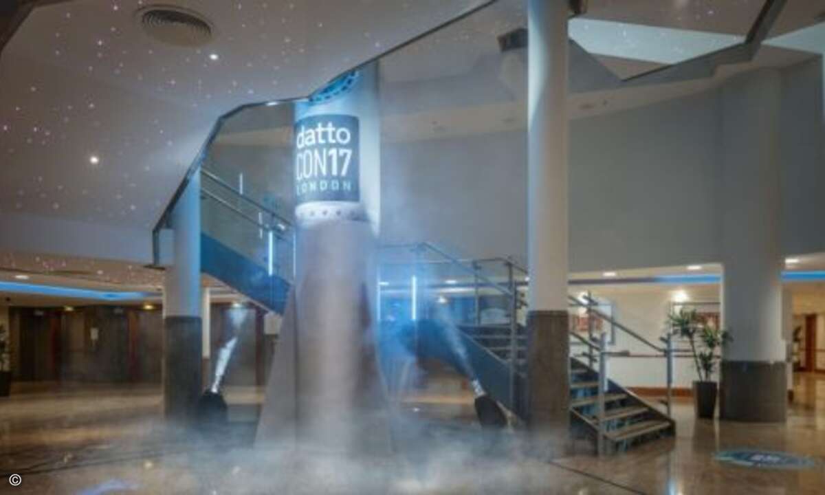 Nicht nur bei den Disaster-Demos des Herstellers raucht es regelmäßig, sondern auch hier im Foyer des Hilton Metropole in London (Foto: Datto)