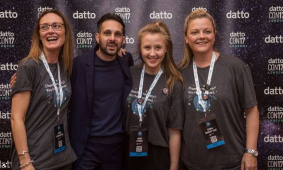 Kerrie Featherstone, Annie Stroud und Donna Romera-Sanz von Datto lassen sich die Gelegenheit für ein Foto mit dem Magier Dynamo nicht entgehen (Foto: Datto)