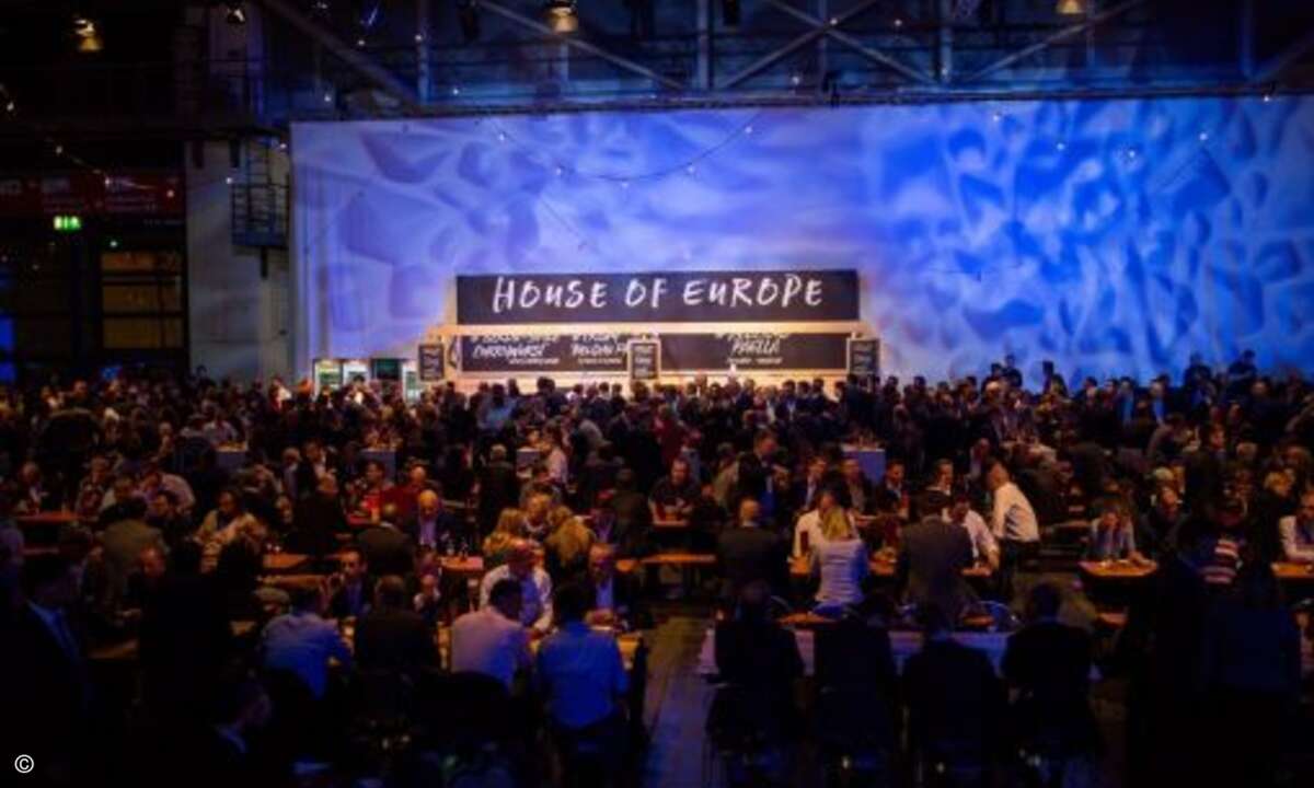 Für die Abendveranstaltung hatte Fujitsu die Münchner Messe in einen Street-Food-Markt verwandelt (Bild: Fujitsu)