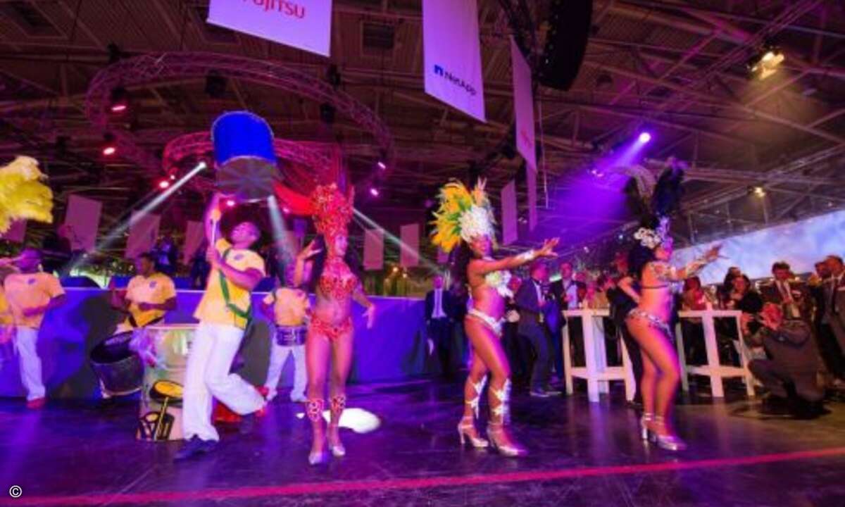 Für optische Genüsse hatte Fujitsu feurige Samba-Tänzerinnen eingeladen (Bild: Fujitsu)