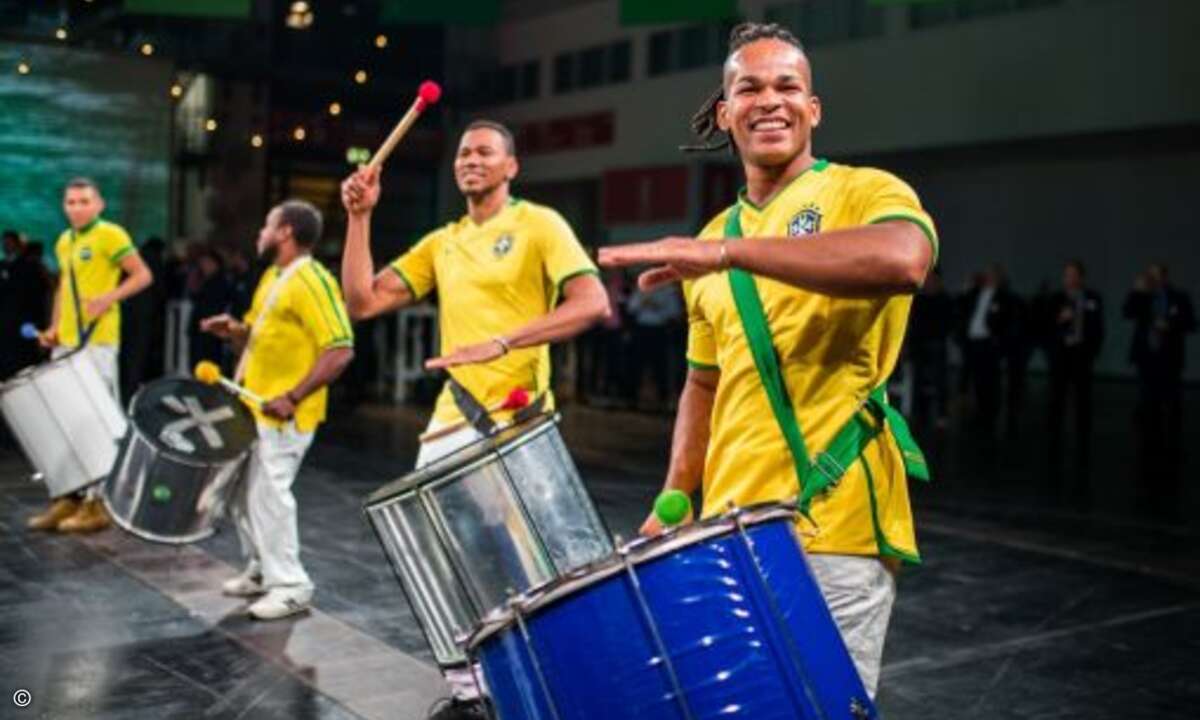 begeleitet von brasilianischen Musikern (Bild: Fujitsu)