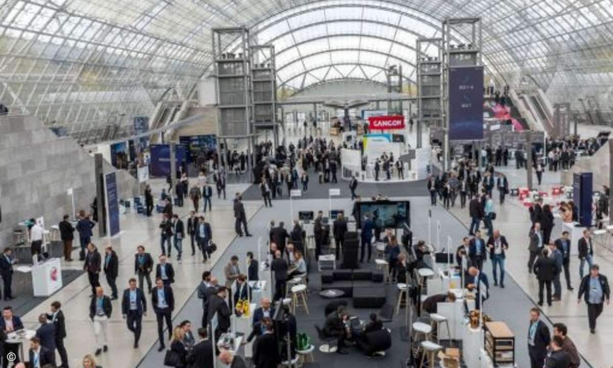Ameisengleich tummelten sich die Partner in der großen Messehalle (Foto: CRN)