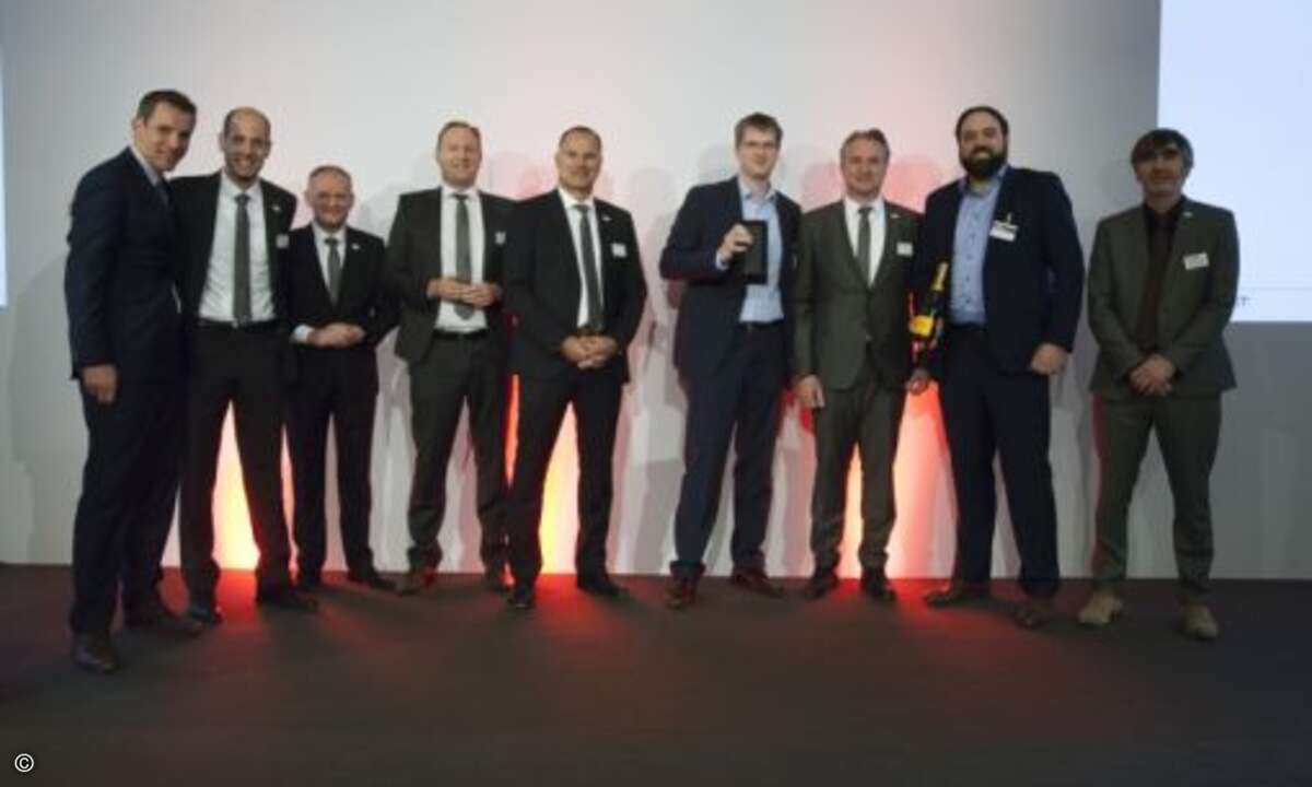 Dimension Data wurde von Fortinet als »Enterprise Partner of the Year« ausgezeichnet, wobei der Hersteller vor allem die gute Kommunikation und die offene, direkte Zusammenarbeit mit dem IT-Dienstleister lobte. Philipp Jacobi (4.v.re.) und Sebastian