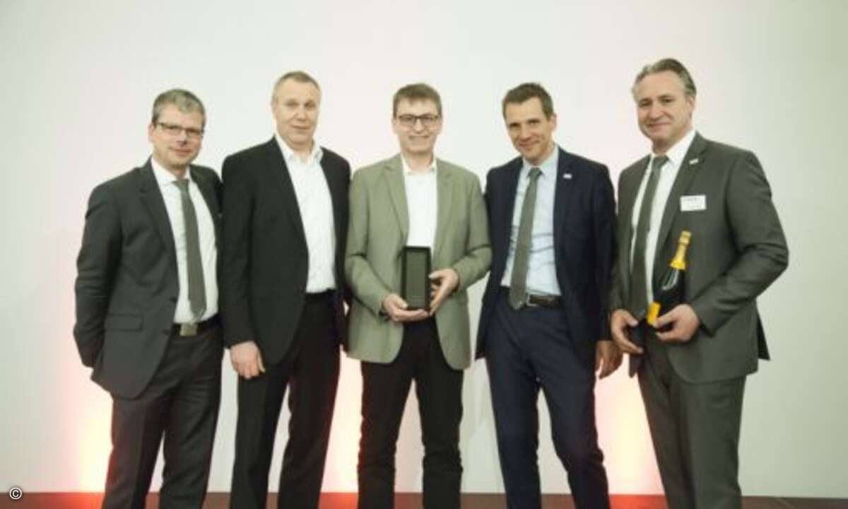 Nach mehreren erfolgreichen WLAN-Projekten erweiterte ComNet in diesem Jahr sein Portfolio um die Fortinet-Lösungen und schaffte es aus dem Stand zum »Mid-Market Partner of the Year«. Hier freuen sich Albrecht Götz und Dietmar Bethke (2.u.3.v.li.) mi