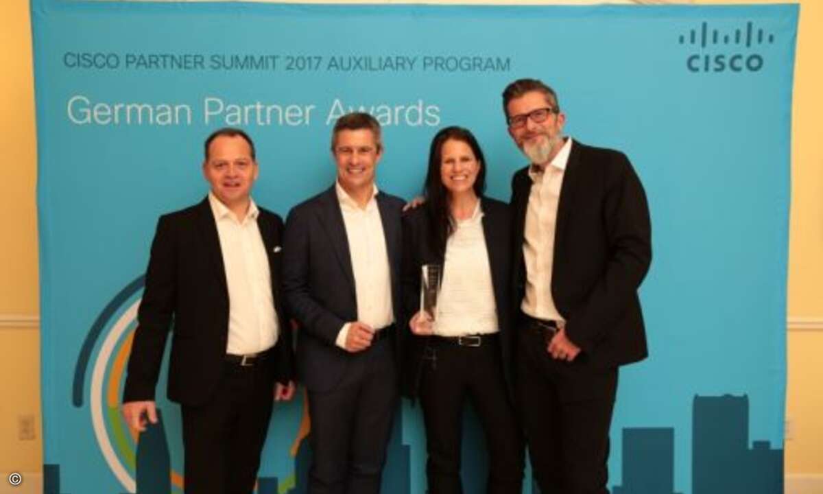 Michael Guschlbauer von Bechtle (2.v.li.) freut sich mit Rüdiger Wölfl, Melanie Schüle und Jochen Bellenberg von Cisco über den Award als »Services Partner of the Year« (Foto: Cisco)