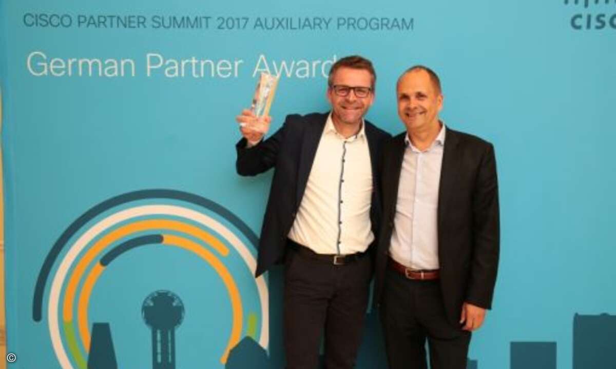 Advanced Unibyte wurde für »Architectural Excellence« im Bereich »Data Center« ausgezeichnet, hier freut sich Sandro Walker (li.) mit Uwe Müller von Cisco über den Preis (Foto: Cisco)