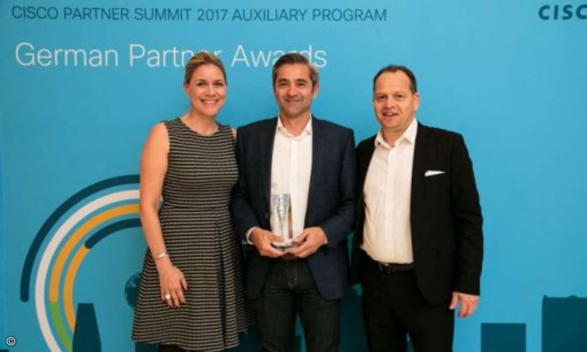 Der Award für »Architectural Excellence« im Bereich »Enterprise Networks« ging an BT Stemmer, Ciscos Jutta Gräfensteiner und Rüdiger Wölfl rahmen hier den glücklichen Gewinner Johann Gschwendtner ein (Foto: Cisco)