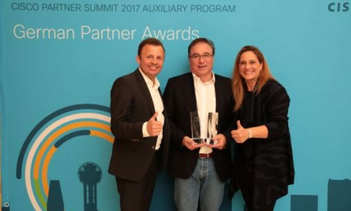 Sowohl im Bereich »Security« als auch im Bereich »SP Architectures« erhielt Dimension Daten die Auszeichnung für »Architectural Excellence« - da gabs dann auch gleich zwei Awards und zwei erhobene Daumen von Torsten Harengel und Yvette Kanouff (beide