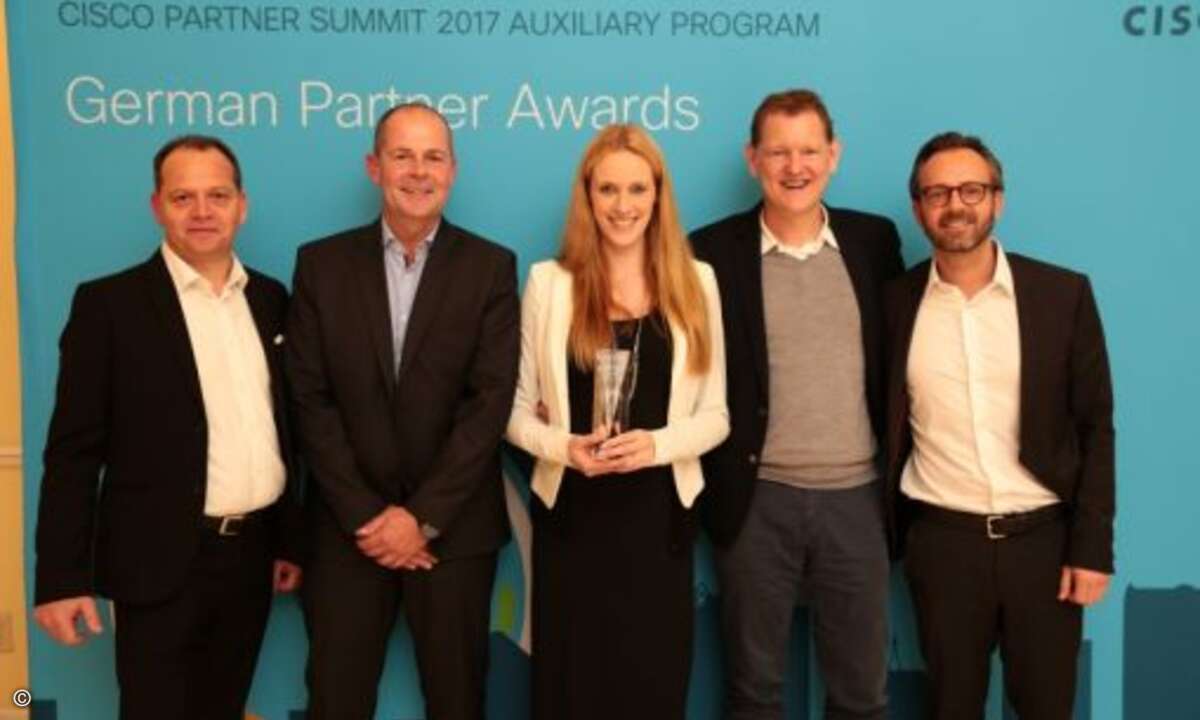 Johanna Ahrens von Avadoq mit dem Award als »Lifecycle Management Partner of the Year«, ihren beiden Kollegen Markus Feuerstein und Andreas Kusch sowie Rüdiger Wölfl und Stephane Anger von Cisco. Darüber hinaus ging dann noch der »Cloud Builder Partn