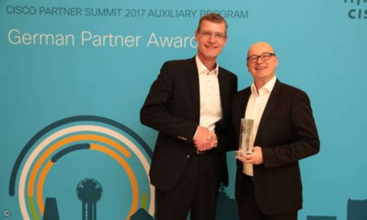 Die Auszeichnung als »Learning Partner of the Year« ging an ExperTeach und Dietmar Möller (re.), dem hier Kay Wintrich von Cisco gratuliert (Foto: Cisco)