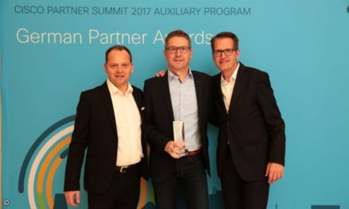 »Cisco Capital Partner of the Year« wurde PanDaCom, hier vertreten durch Thomas Klein (Mitte) (Foto: Cisco)