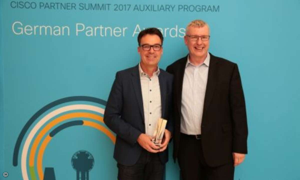 Jochen Faas von XevIT (li.) freut sich mit Christian Korff von Cisco über den Award als »Digitization Partner of the Year« (Foto: Cisco)