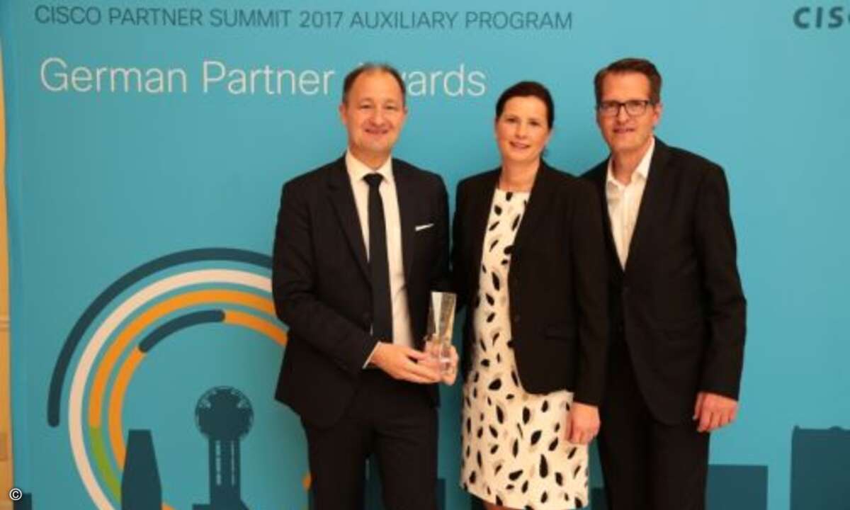 Als »Distributor of the Year« wurde Tech Data von Cisco ausgezeichnet, Barabara Koch bekam den Award von Jörg Richter und Detelv Kuehne (beide Cisco) überreicht (Foto: Cisco)