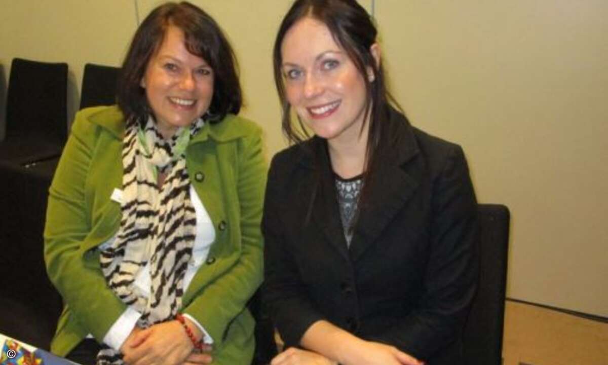 Auch für Systemhäuser wird AVM mehr und mehr zum interessanten Partner: Karoline Zaremba (Cancom, rechts) diskutiert mit Martina Aigner (AVM) über das Projektgeschäft mit Fritzbox & Co.