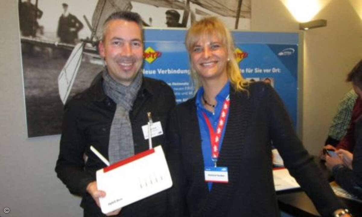 Holger Kropf (Microbee Systemhaus) und Fachhandelsbetreuerin Stefanie Heyden haben in der Pause viel zu besprechen