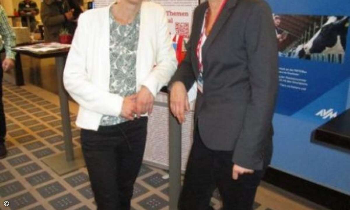 Auch CRN-Redakteurin Ulrike Garlet (links) nutzt die Chance, sich bei Petra Willikonsky von AVM aus erster Hand über die Neuheiten bei AVM zu informieren